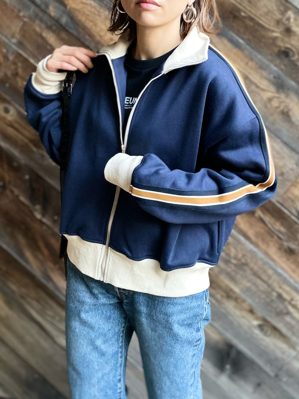 ブルー系のジャージを着用したレディースの冬コーディネートの3枚目の写真