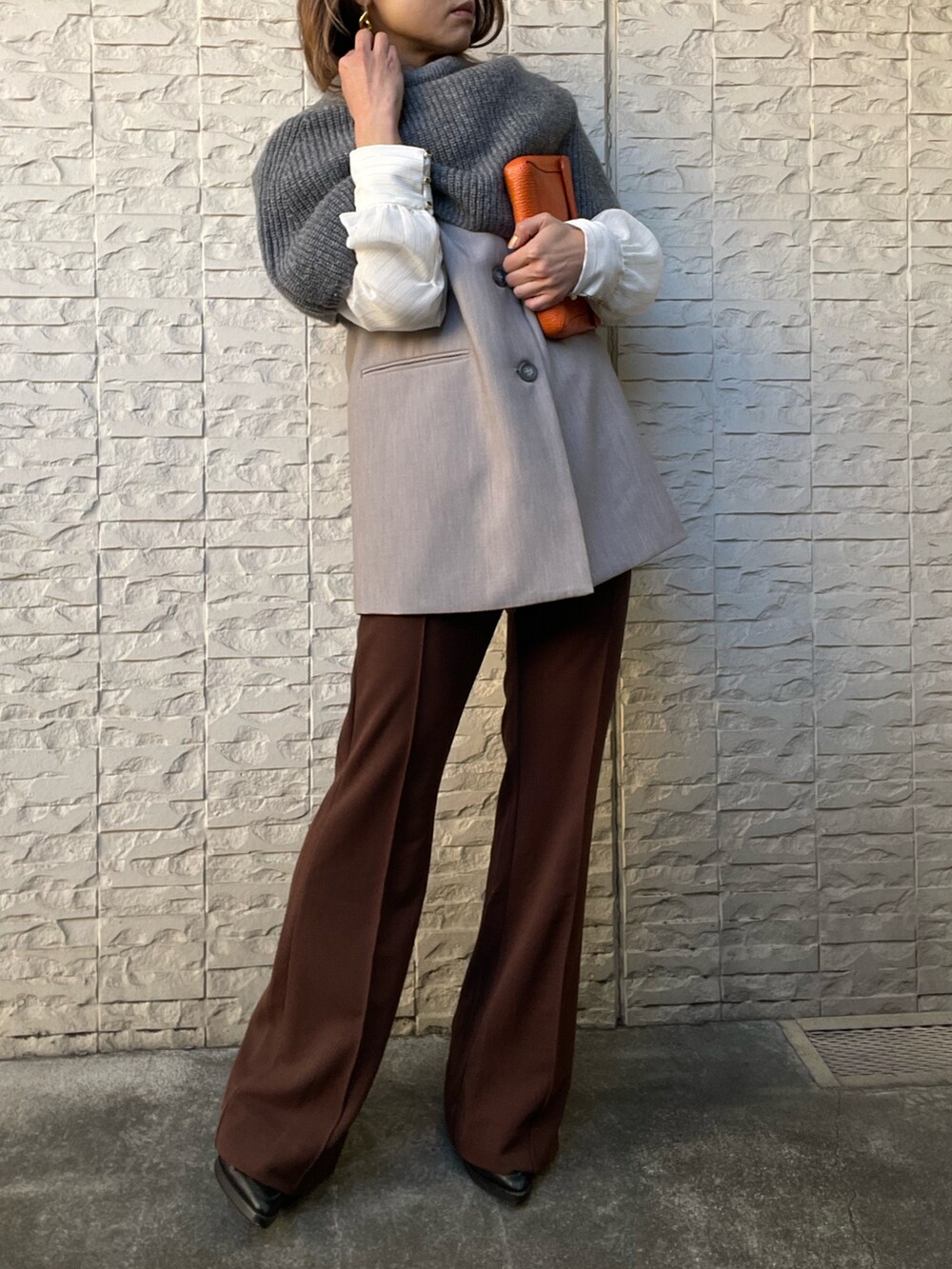 ブラウン系のその他パンツ、グレー系のネックウォーマー/スヌードを着用したレディースの冬コーディネートの4枚目の写真