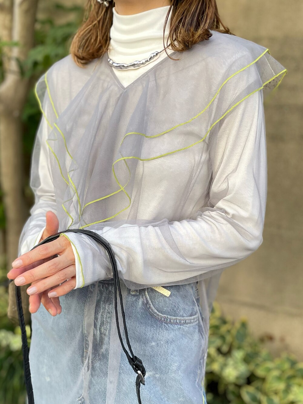 グレー系のシャツ/ブラウスを着用したレディースの秋コーディネートの5枚目の写真