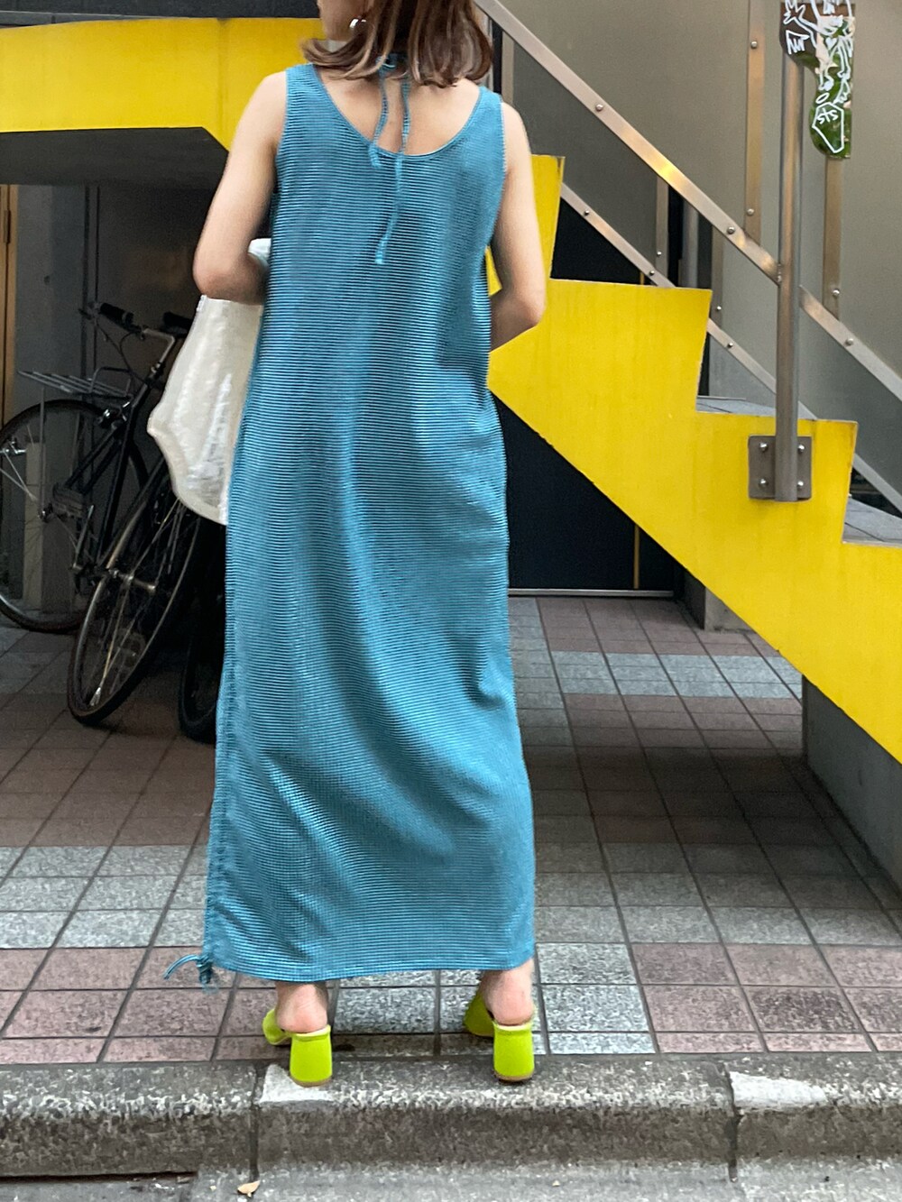 「夏コーデ、ワンピース、レイヤードスタイル、シアーシャツ、シアートップス、休日スタイル、チェック、mi via loca、mivialoca、キャミワンピ、ノースリーブ」｜「mi via locaのチェック柄シャーリング レイヤードネック ノースリワンピース（ワンピース、ブルー系）」を使った、cocoさん（レディース・154cm）の夏コーディネートの4枚目の写真