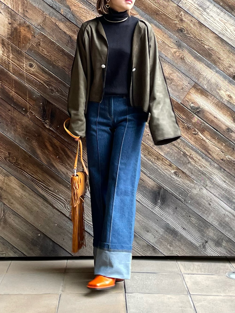 グリーン系のノーカラージャケット、ブルー系のネックウォーマー/スヌードを着用したレディースの秋コーディネートの5枚目の写真