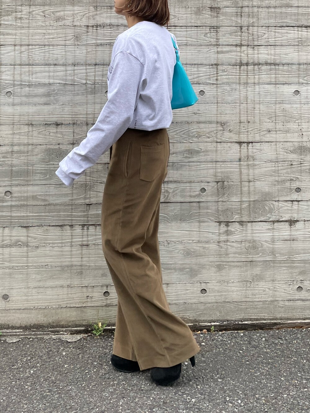 ベージュ系のTシャツ/カットソー、ブラウン系のその他パンツを着用したレディースの春コーディネートの3枚目の写真