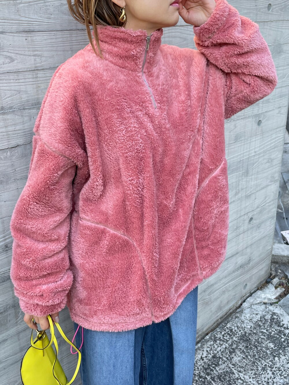ピンク系のスウェット、ホワイト系のTシャツ/カットソーを着用したレディースの冬コーディネートの5枚目の写真
