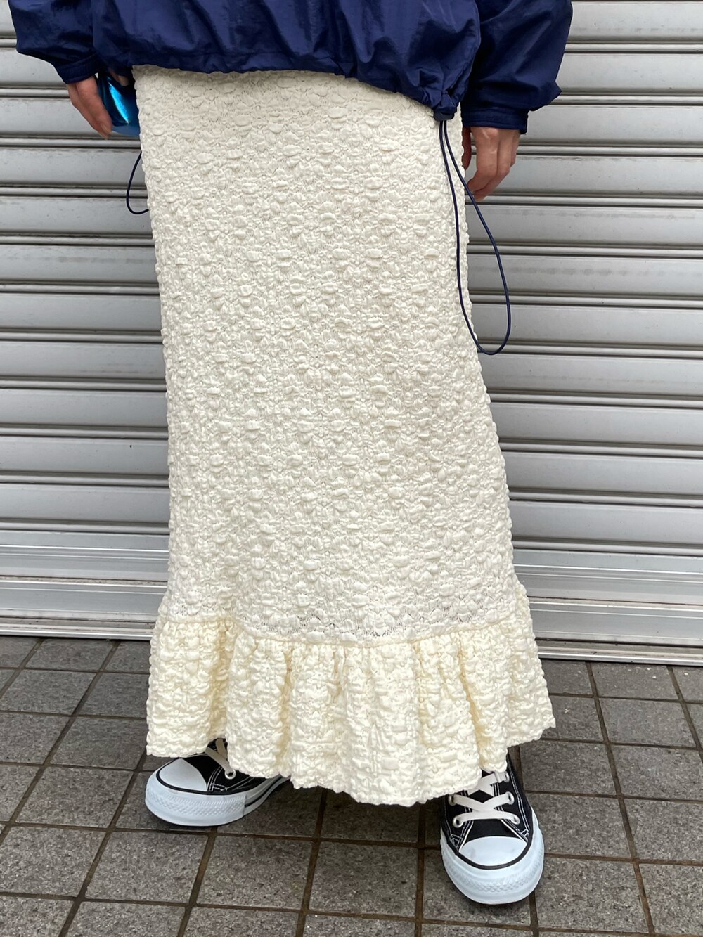 「初夏コーデ、休日スタイル、アノラックパーカー、レーススカート、配色、カジュアルコーデ、mi via loca、mivialoca、低身長、ストリート、ペプラムスカート、ハーフジップ、マーメイドスカート」｜「mi via locaの配色ナイロンアノラックパーカー（ナイロンジャケット、ブルー系）」を使った、cocoさん（レディース・154cm）の夏コーディネートの4枚目の写真