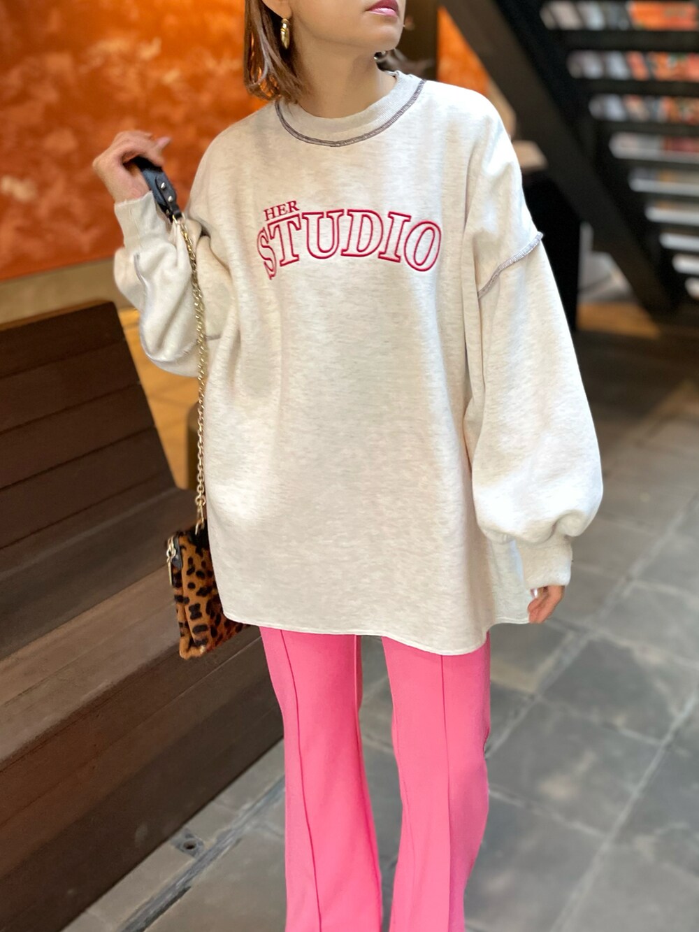 ベージュ系のスウェット、ピンク系のその他パンツを着用したレディースの冬コーディネートの4枚目の写真