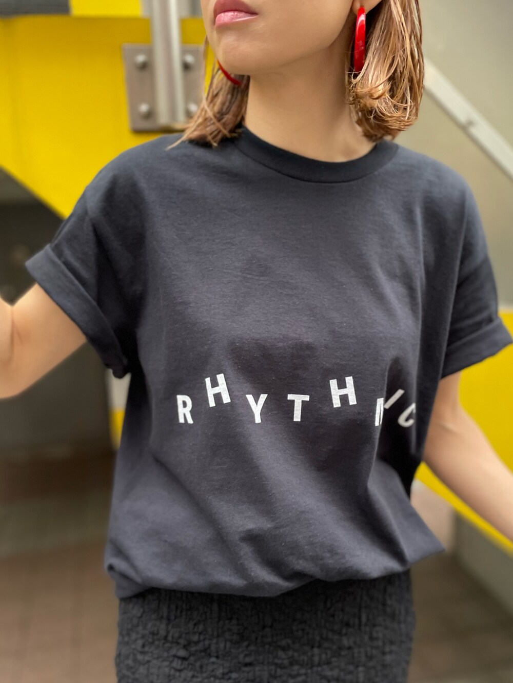 ブラック系のTシャツ/カットソー、ブラック系のスカートを着用したレディースの夏コーディネートの4枚目の写真