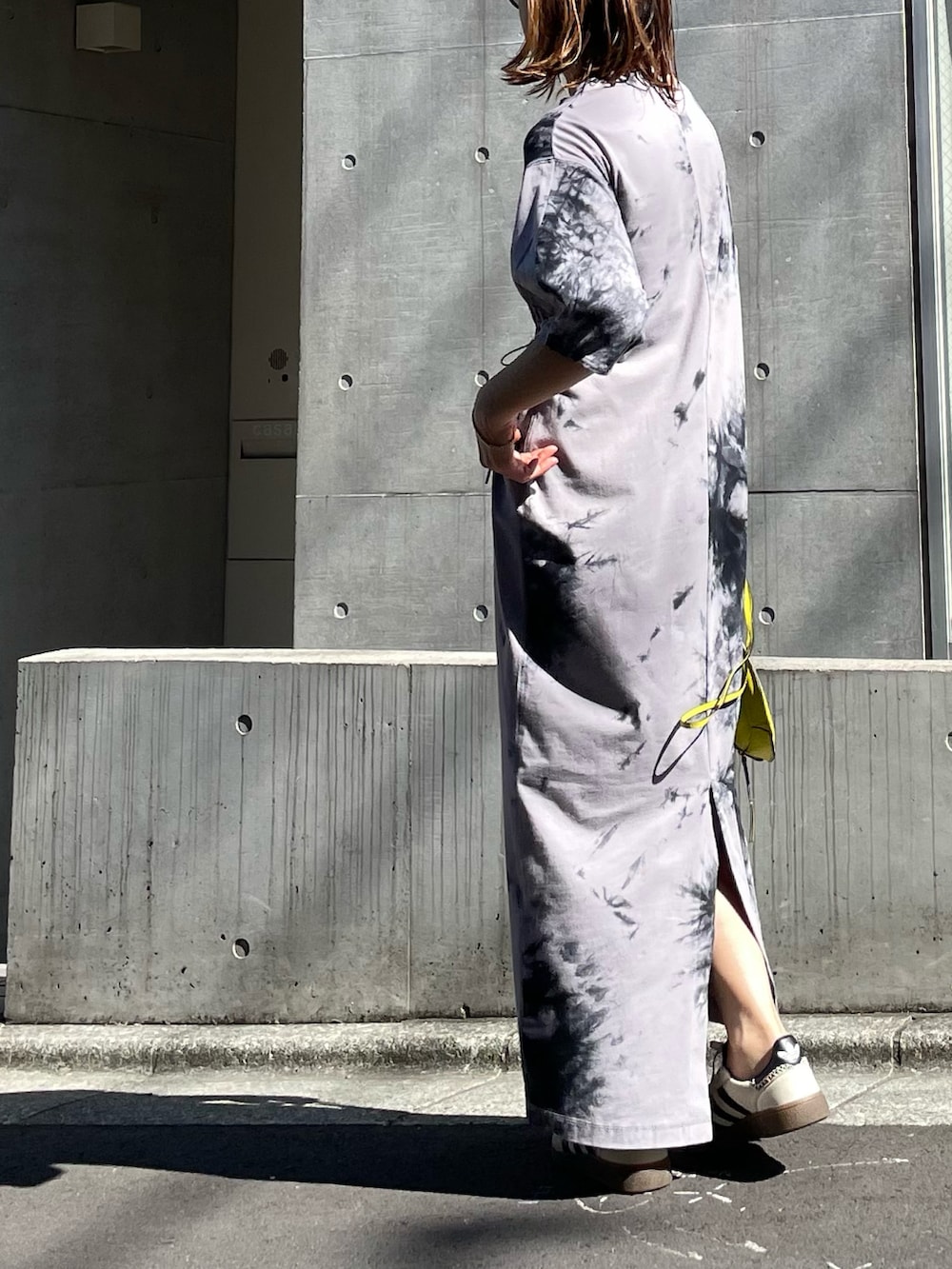 「ワンピース、カジュアル、休日スタイル、春夏コーデ、大人カジュアル、スニーカーコーデ、タイダイ柄、mivialoca、mi via loca、シンプルコーデ、モノトーン、春のNewスタイル、春コーデ」｜「mi via locaのタイダイ配色ドロストギャザーロングワンピース（ワンピース、グレー系）」を使った、cocoさん（レディース・154cm）の春コーディネートの5枚目の写真