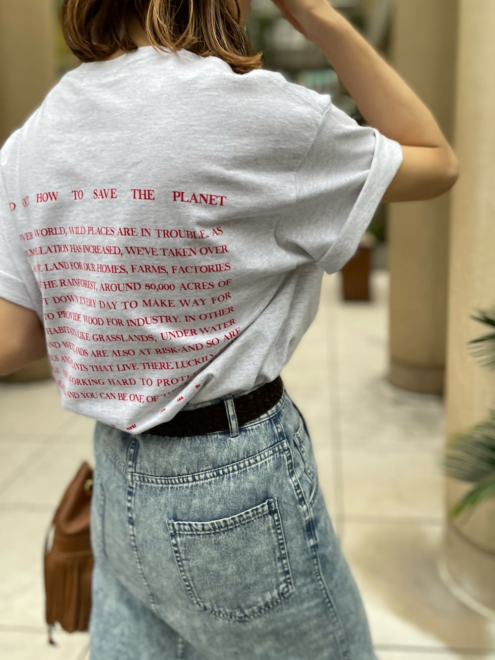 ベージュ系のTシャツ/カットソー、ブルー系のデニムスカートを着用したレディースの夏コーディネートの3枚目の写真