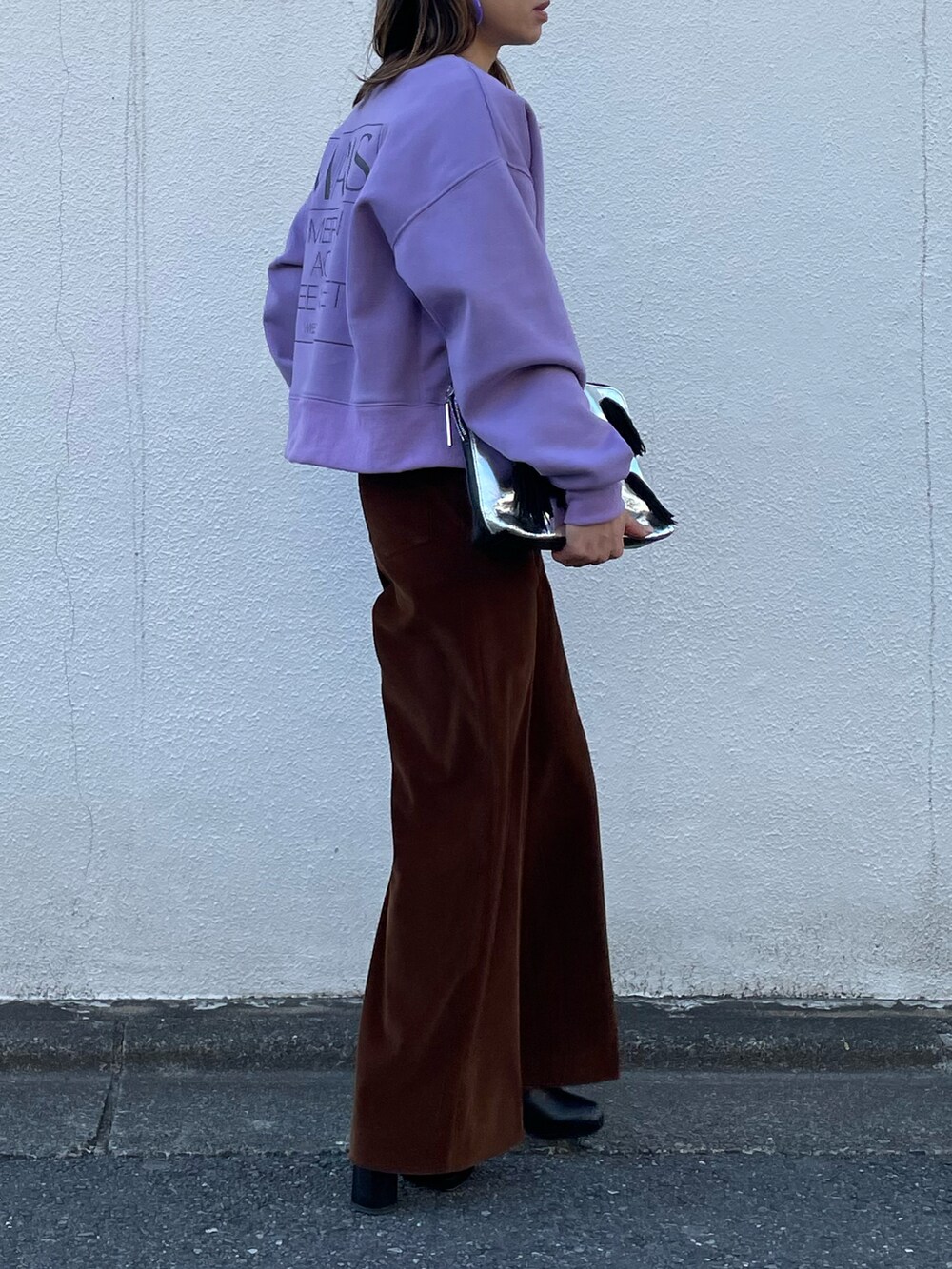 パープル系のスウェット、ブラウン系のその他パンツを着用したレディースの冬コーディネートの4枚目の写真