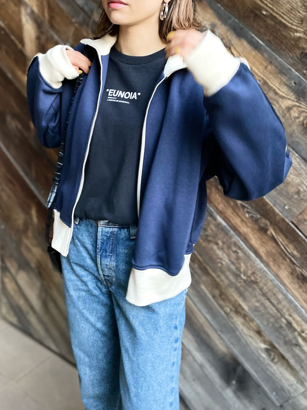 ブルー系のジャージを着用したレディースの冬コーディネートの5枚目の写真