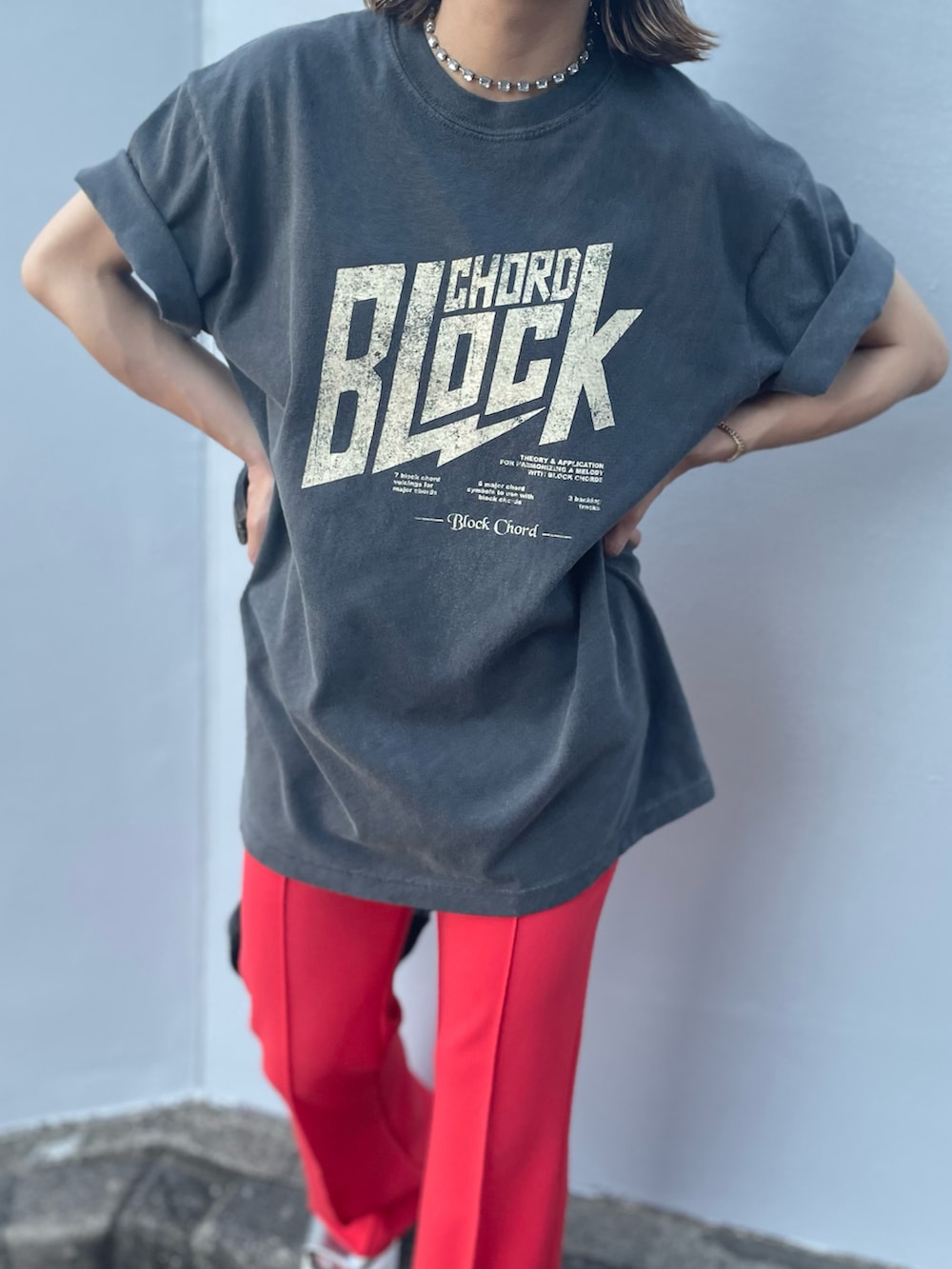 ブラック系のTシャツ/カットソー、オレンジ系のその他パンツを着用したレディースの夏コーディネートの5枚目の写真