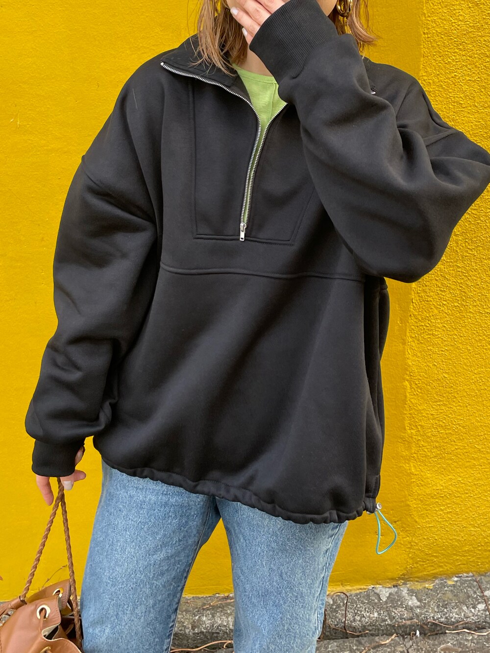 ブラック系のスウェット、ホワイト系のスニーカーを着用したレディースの冬コーディネートの4枚目の写真