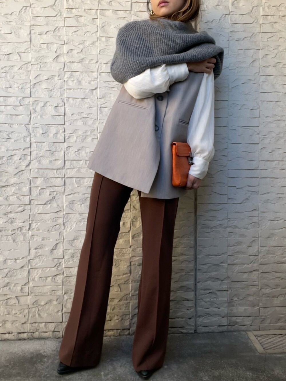 ブラウン系のその他パンツ、グレー系のネックウォーマー/スヌードを着用したレディースの冬コーディネートの2枚目の写真
