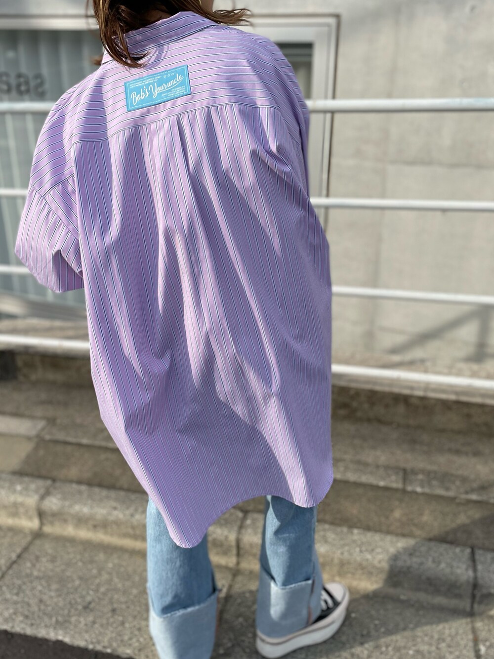 「大人カジュアル、休日スタイル、ストライプ、ビッグシルエット、シャツ、ハート、mi via loca、mivialoca、レイヤードスタイル、シャツスタイル、春色、ピンク」｜「mi via locaのストライプBIGシャツ（シャツ/ブラウス、ピンク系）」を使った、cocoさん（レディース・154cm）の春コーディネートの4枚目の写真