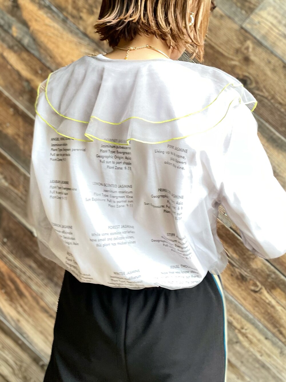 グレー系のシャツ/ブラウス、ホワイト系のTシャツ/カットソー、ブラック系のその他パンツを着用したレディースの秋コーディネートの4枚目の写真
