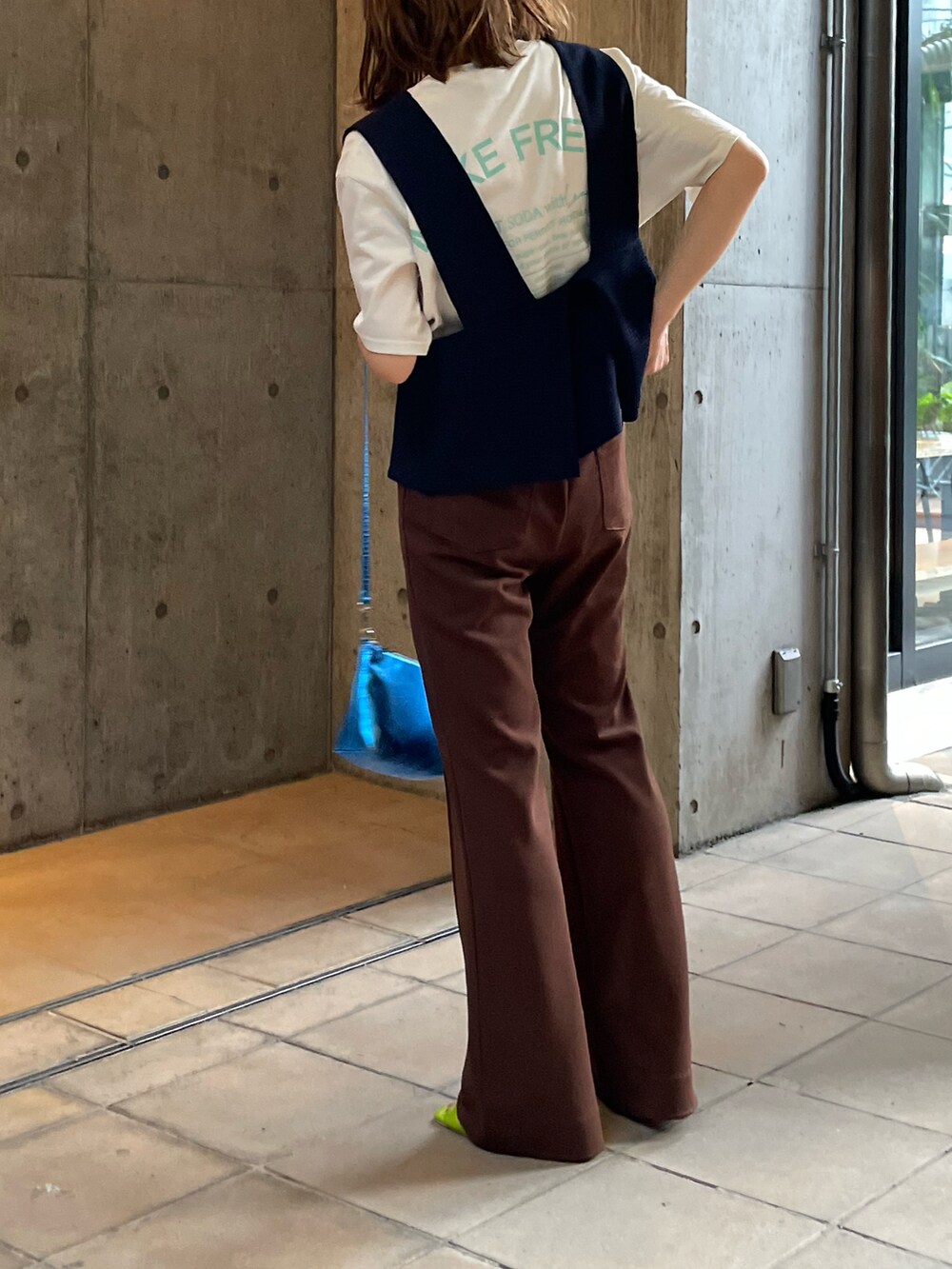 ブルー系のベスト、ベージュ系のTシャツ/カットソー、ブラウン系のその他パンツを着用したレディースの夏コーディネートの5枚目の写真