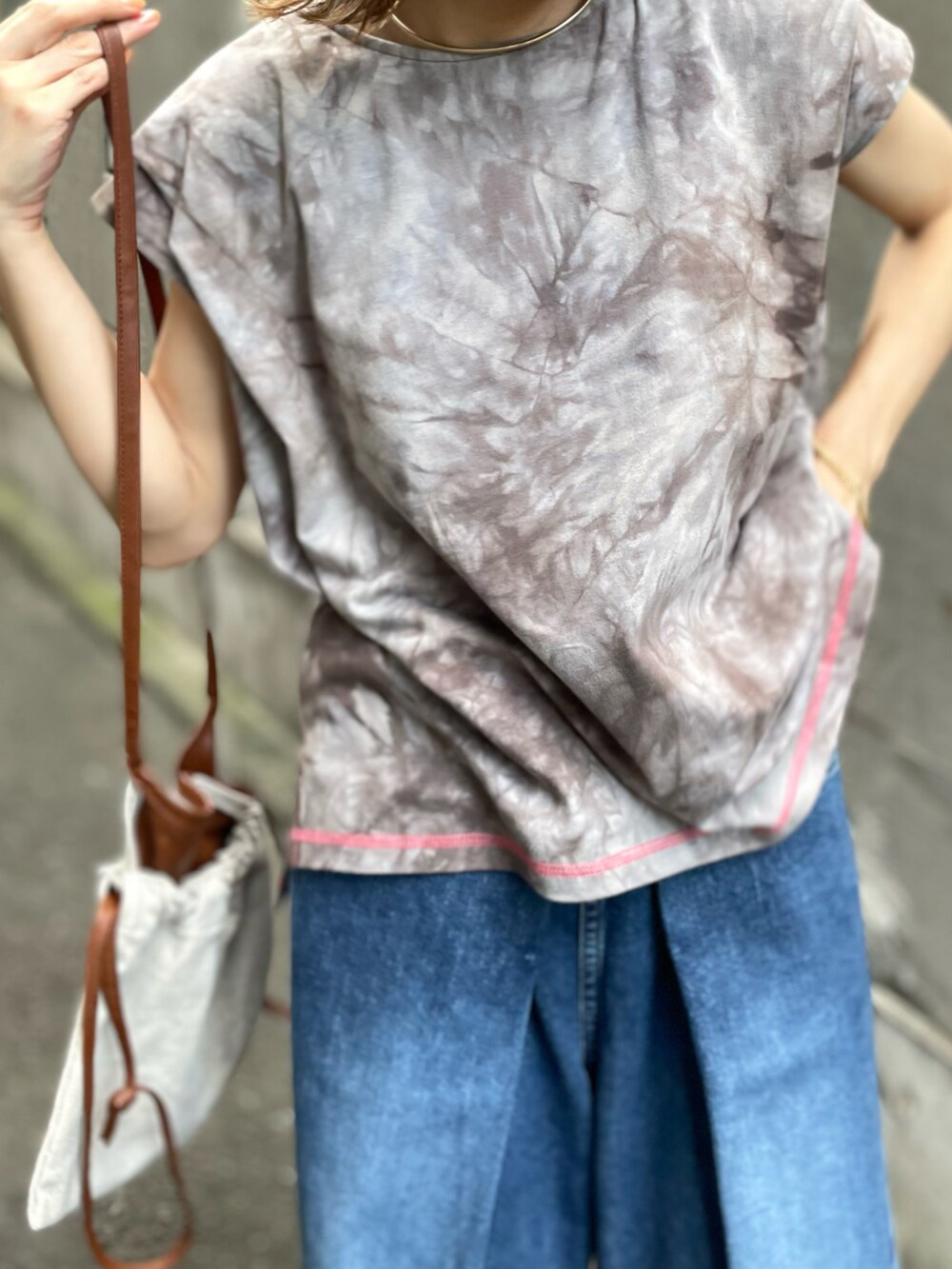 ブラウン系のTシャツ/カットソーを着用したレディースの夏コーディネートの2枚目の写真