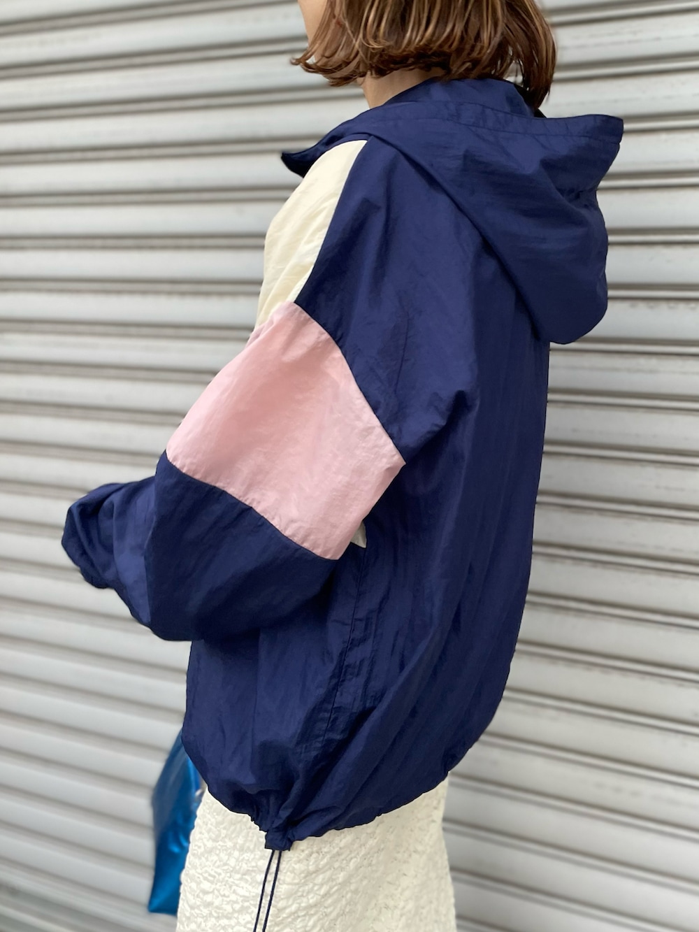「初夏コーデ、休日スタイル、アノラックパーカー、レーススカート、配色、カジュアルコーデ、mi via loca、mivialoca、低身長、ストリート、ペプラムスカート、ハーフジップ、マーメイドスカート」｜「mi via locaの配色ナイロンアノラックパーカー（ナイロンジャケット、ブルー系）」を使った、cocoさん（レディース・154cm）の夏コーディネートの3枚目の写真