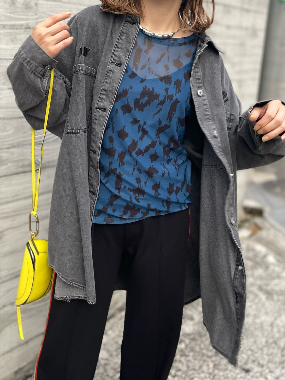 ブルー系のTシャツ/カットソー、ブラック系のシャツ/ブラウス、ブラック系のスニーカーを着用したレディースの秋コーディネートの2枚目の写真