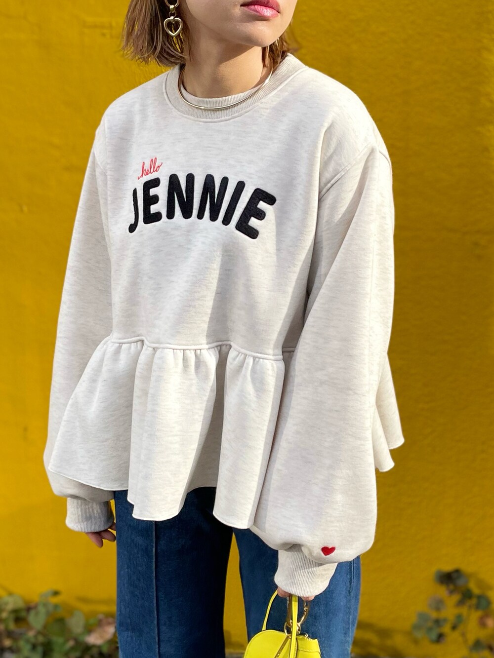 「ファッションを楽しもう、冬服、スウェット、ロゴスウェット、カジュアル、休日スタイル、ぺプラムトップス、ぺプラム、デニムコーデ、mi via loca、韓国ファッション、mivialoca、秋冬コーデ、冬コーデ、マイベストコーデ2023」｜「mi via locaのサガラ刺繍ロゴ ボリュームスリーブ ペプラムトップス（スウェット、ベージュ系）」を使った、cocoさん（レディース・154cm）の秋コーディネートの3枚目の写真