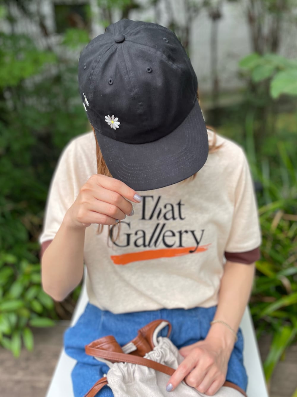 「夏コーデ、夏だ！Tシャツ着よう！、低身長コーデ、リンガーTシャツ、キャップ、カジュアル、休日スタイル、ロゴT、mivialoca、サンダル、厚底シューズ、スポーツミックス、韓国ファッション、デニムコーデ、Tシャツ」｜「mi via locaのリネンライクスラブ天竺 That Gallery ロゴ リンガーTシャツ（Tシャツ/カットソー、ベージュ系）」を使った、cocoさん（レディース・154cm）の夏コーディネートの2枚目の写真