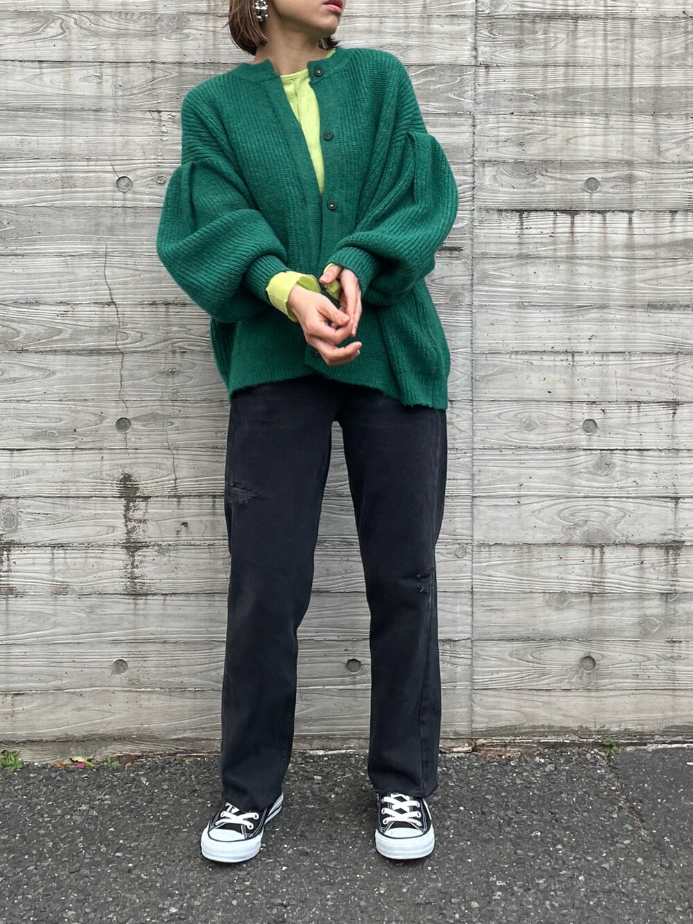グリーン系のカーディガン/ボレロ、グリーン系のTシャツ/カットソー、ブラック系のスニーカーを着用したレディースの春コーディネートの5枚目の写真