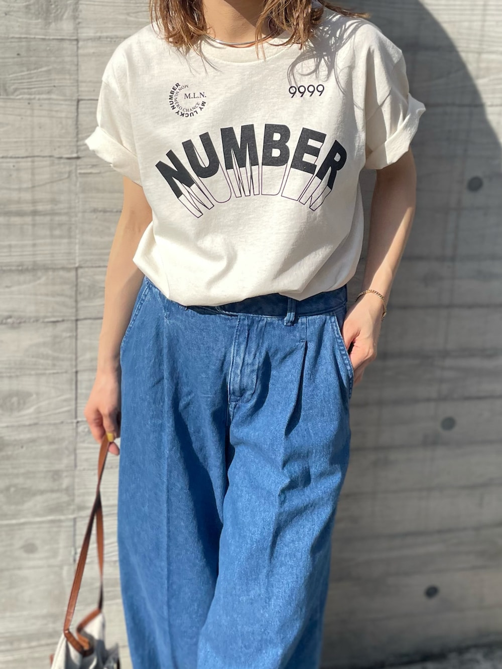 「春夏コーデ、ロゴT、大人カジュアル、シンプルコーデ、休日スタイル、デニムコーデ、mi via loca、mivialoca、夏コーデ、NIKE AIR MAX KOKO、ストリート、韓国ファッション」｜「mi via locaのGILDAN ナンバーロゴ半袖Tシャツ 【PT NO. MVL027 ※2A】（Tシャツ/カットソー、ベージュ系）」を使った、cocoさん（レディース・154cm）の春コーディネートの5枚目の写真