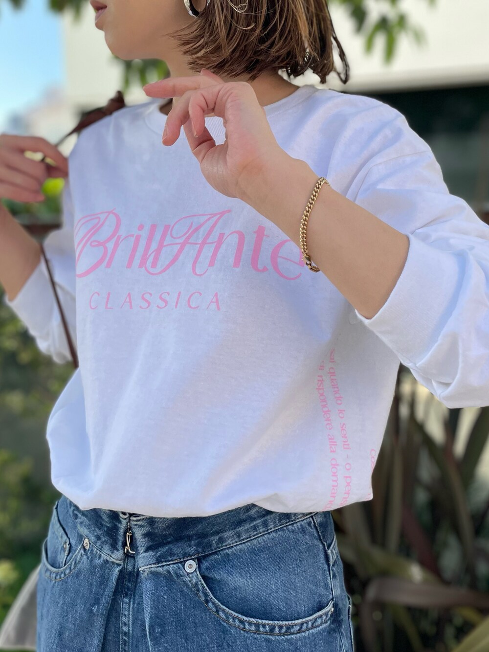 ホワイト系のTシャツ/カットソーを着用したレディースの春コーディネートの4枚目の写真