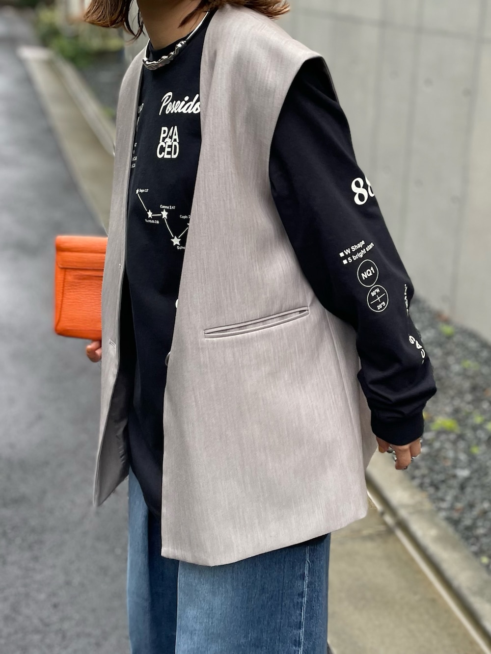 「ロンT、ロゴT、カジュアル、カジュアルコーデ、レイヤードスタイル、休日スタイル、デニムコーデ、モノトーン、mivialoca、mi via loca、春コーデ、春服みてみて、Gildan」｜「mi via locaのGILDAN カシオペアロゴロンT 【PT NO. MVL029 ※2A】（Tシャツ/カットソー、ブラック系）」を使った、cocoさん（レディース・154cm）の春コーディネートの2枚目の写真