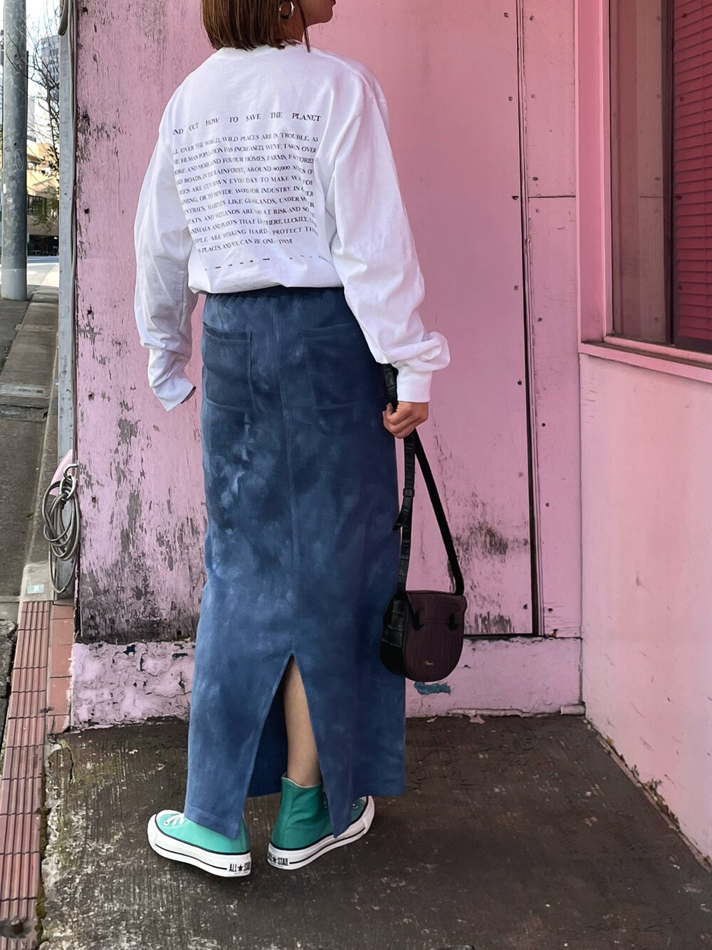 ブルー系のスカート、グリーン系のスニーカー、ホワイト系のTシャツ/カットソーを着用したレディースの春コーディネートの5枚目の写真