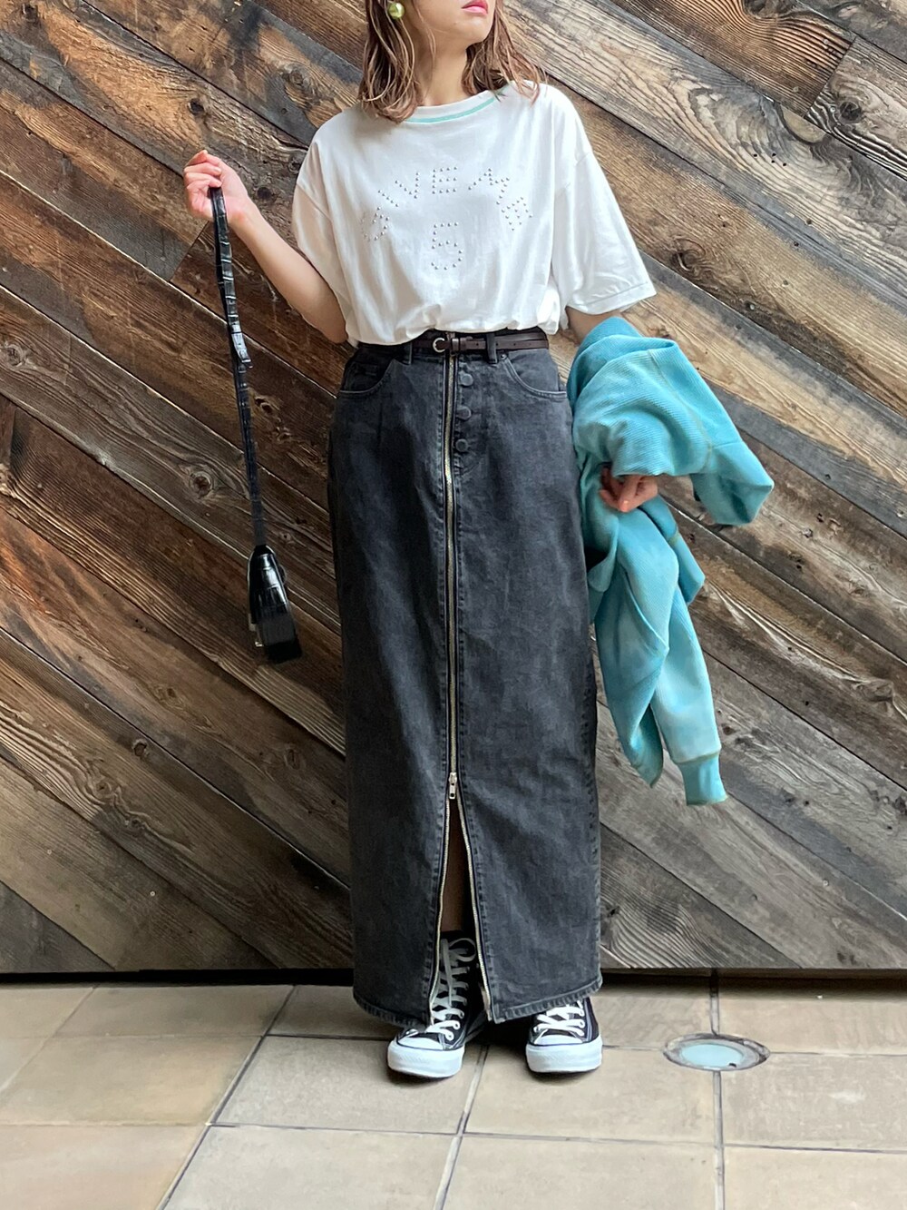 グリーン系のカーディガン/ボレロ、ホワイト系のTシャツ/カットソー、ブラック系のスニーカーを着用したレディースの夏コーディネートの5枚目の写真