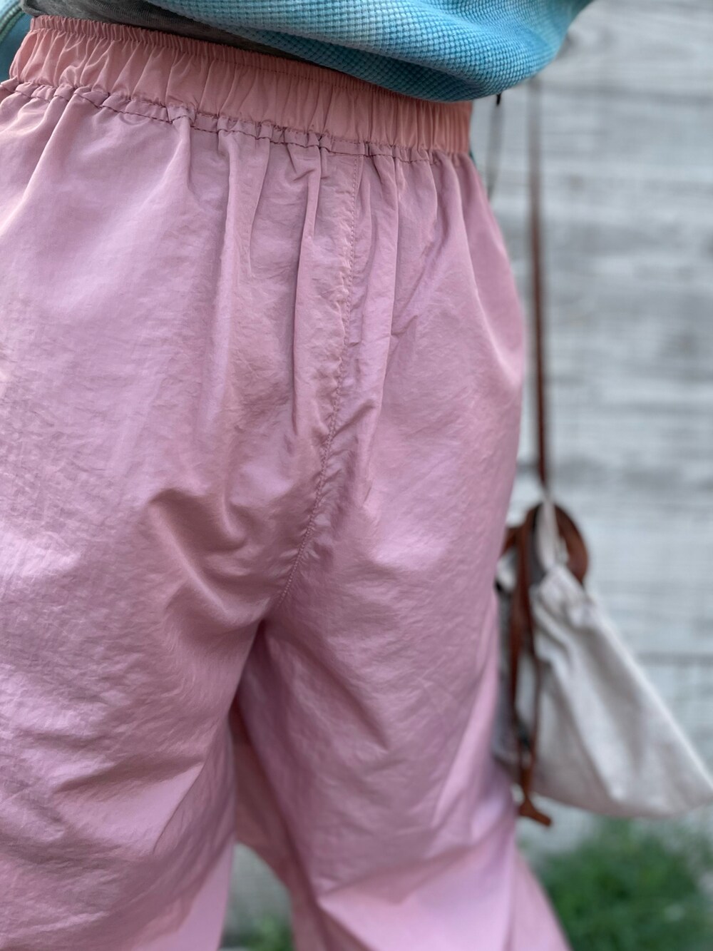 ピンク系のその他パンツ、グリーン系のカーディガン/ボレロを着用したレディースの春コーディネートの3枚目の写真