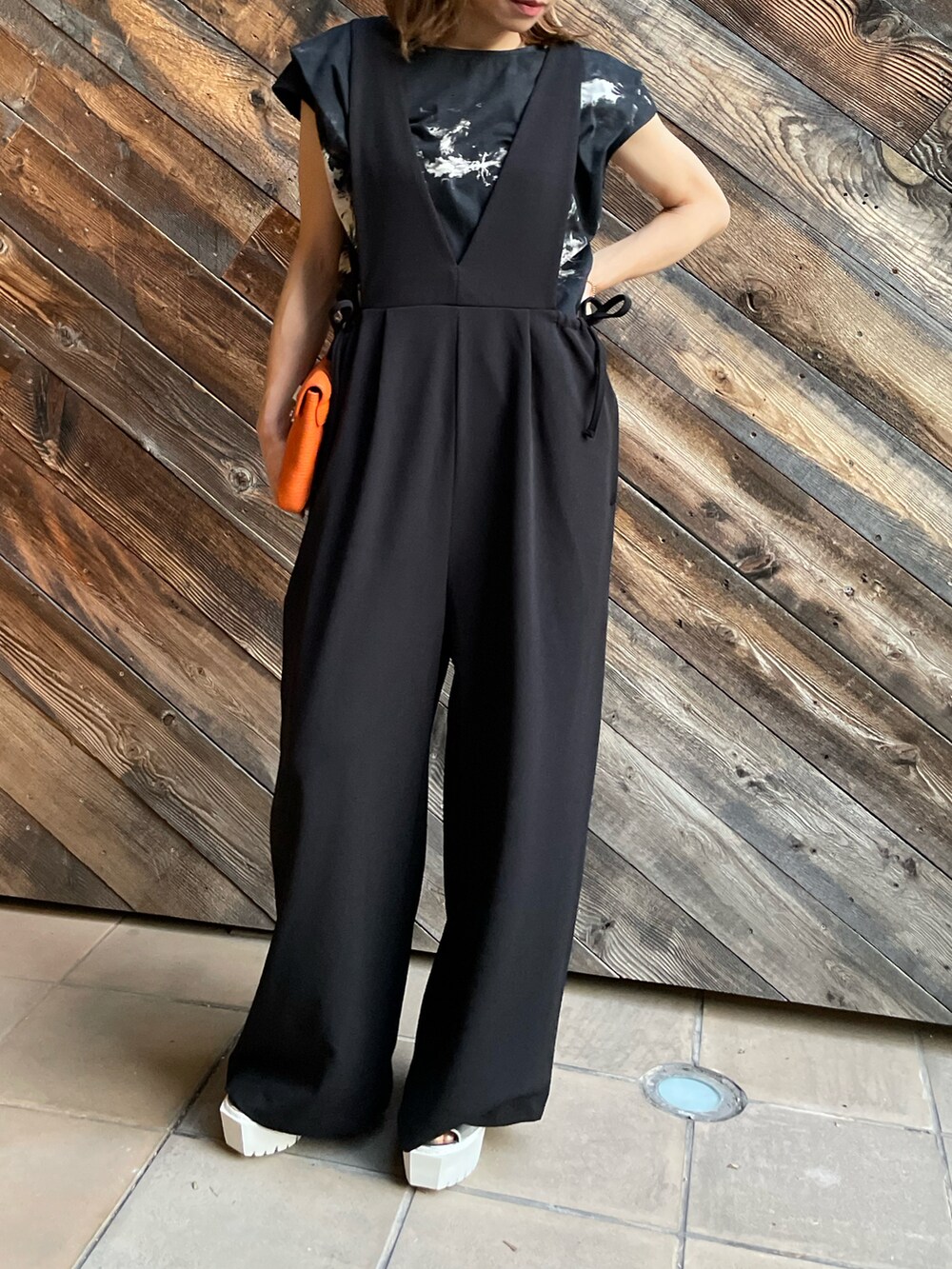 ブラック系のサロペット/オーバーオール、ブラック系のTシャツ/カットソーを着用したレディースの夏コーディネートの5枚目の写真