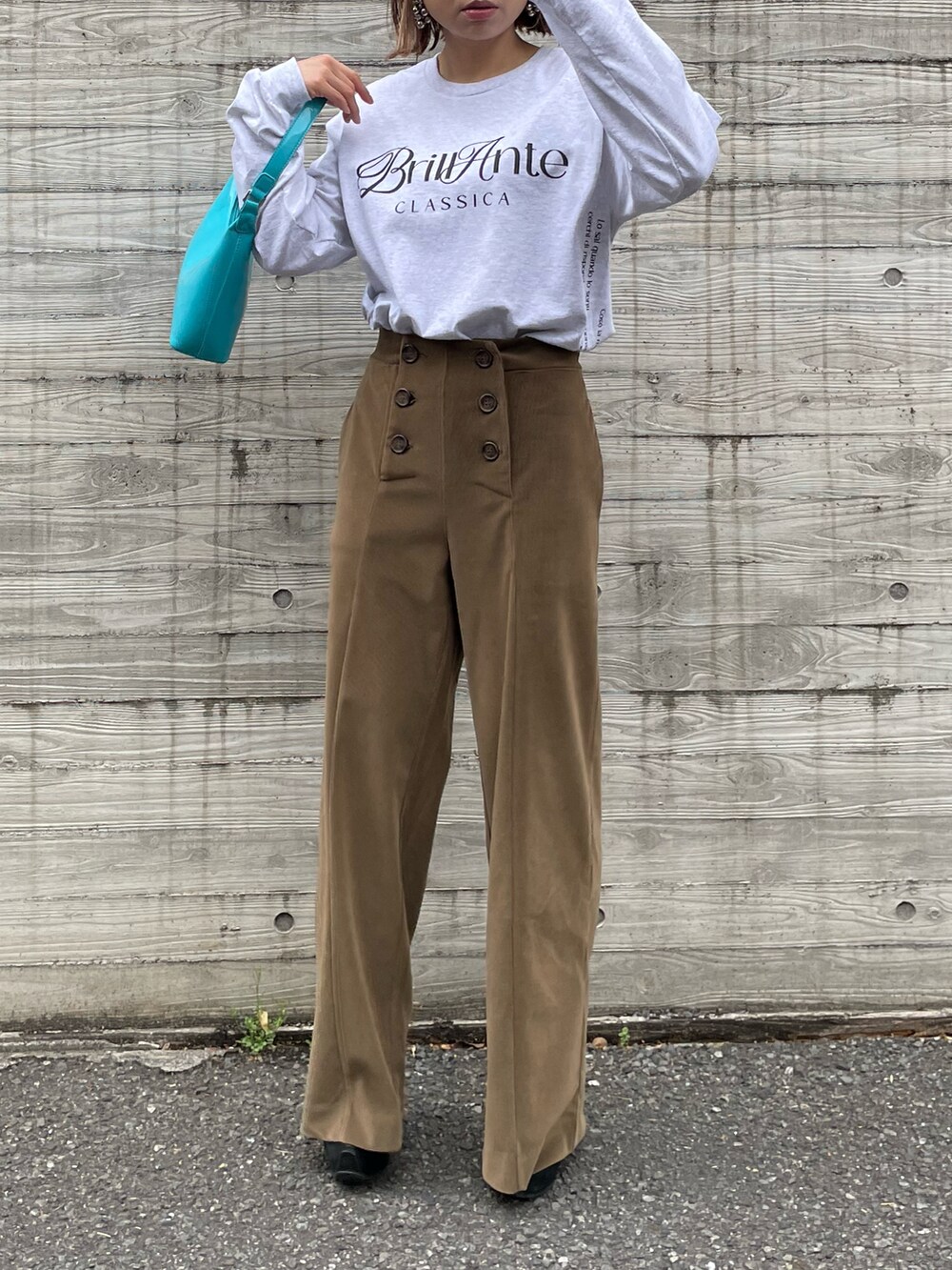 ベージュ系のTシャツ/カットソー、ブラウン系のその他パンツを着用したレディースの春コーディネートの5枚目の写真