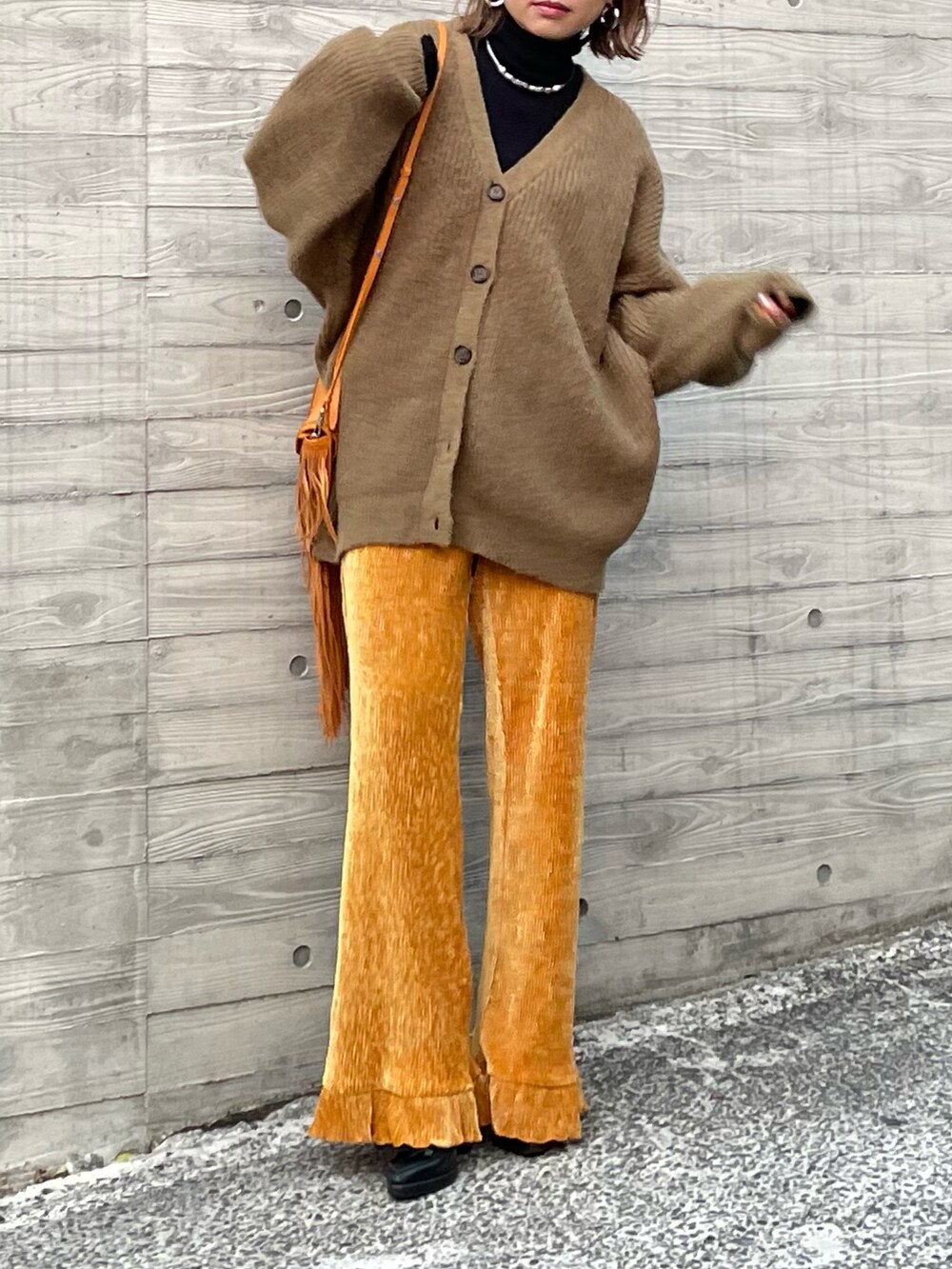 ブラウン系のカーディガン/ボレロ、イエロー系のその他パンツを着用したレディースの秋コーディネートの2枚目の写真