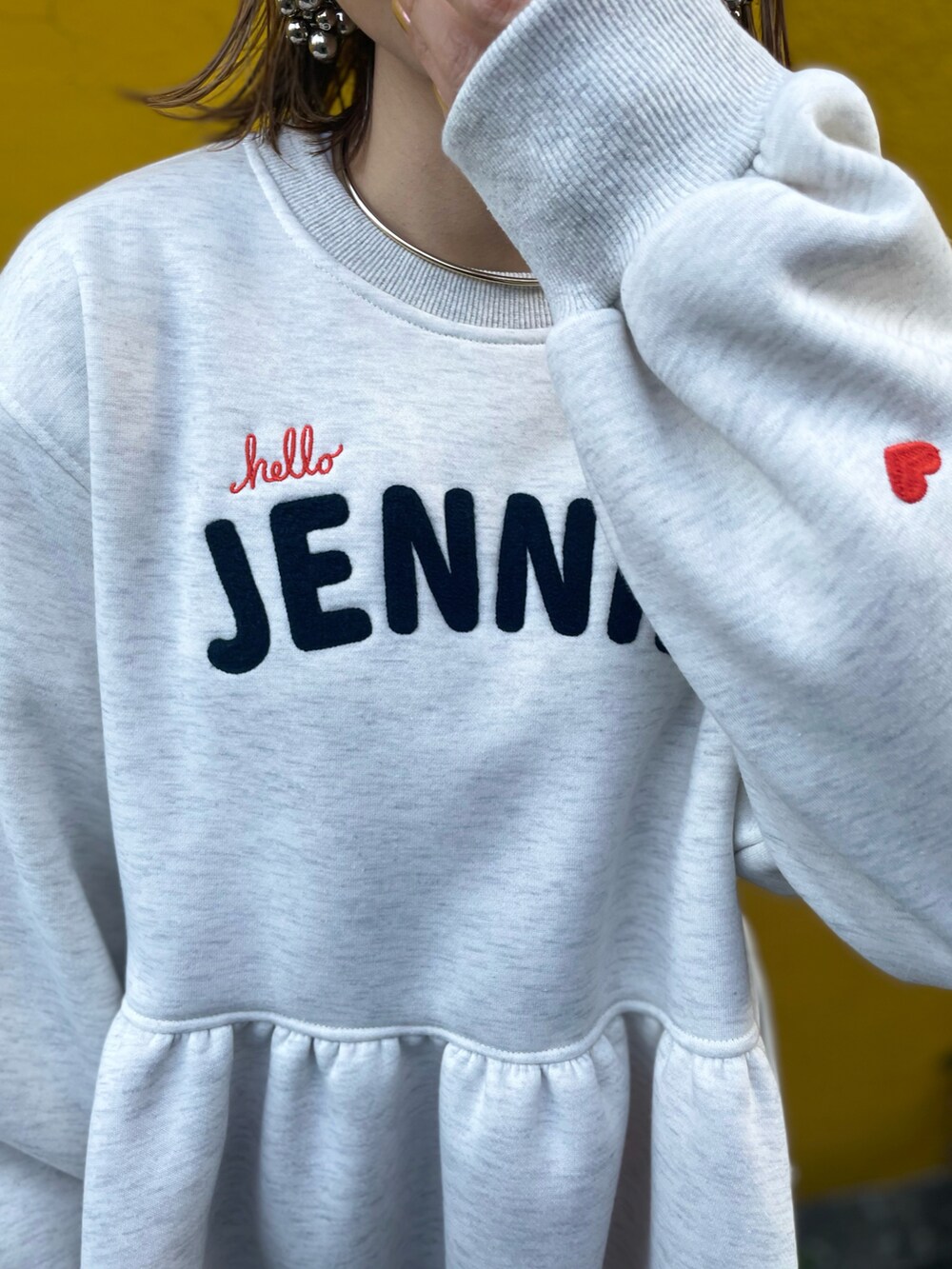 「冬コーデ、大人かわいい、スウェット、ぺプラムトップス、ぺプラム、サガラ刺繍、カラーコーデ、ロゴスウェット、韓国ファッション、カジュアル、mivialoca、mi via loca、ハート、秋冬コーデ、休日スタイル」｜「mi via locaのサガラ刺繍ロゴ ボリュームスリーブ ペプラムトップス（スウェット、ベージュ系）」を使った、cocoさん（レディース・154cm）の冬コーディネートの4枚目の写真