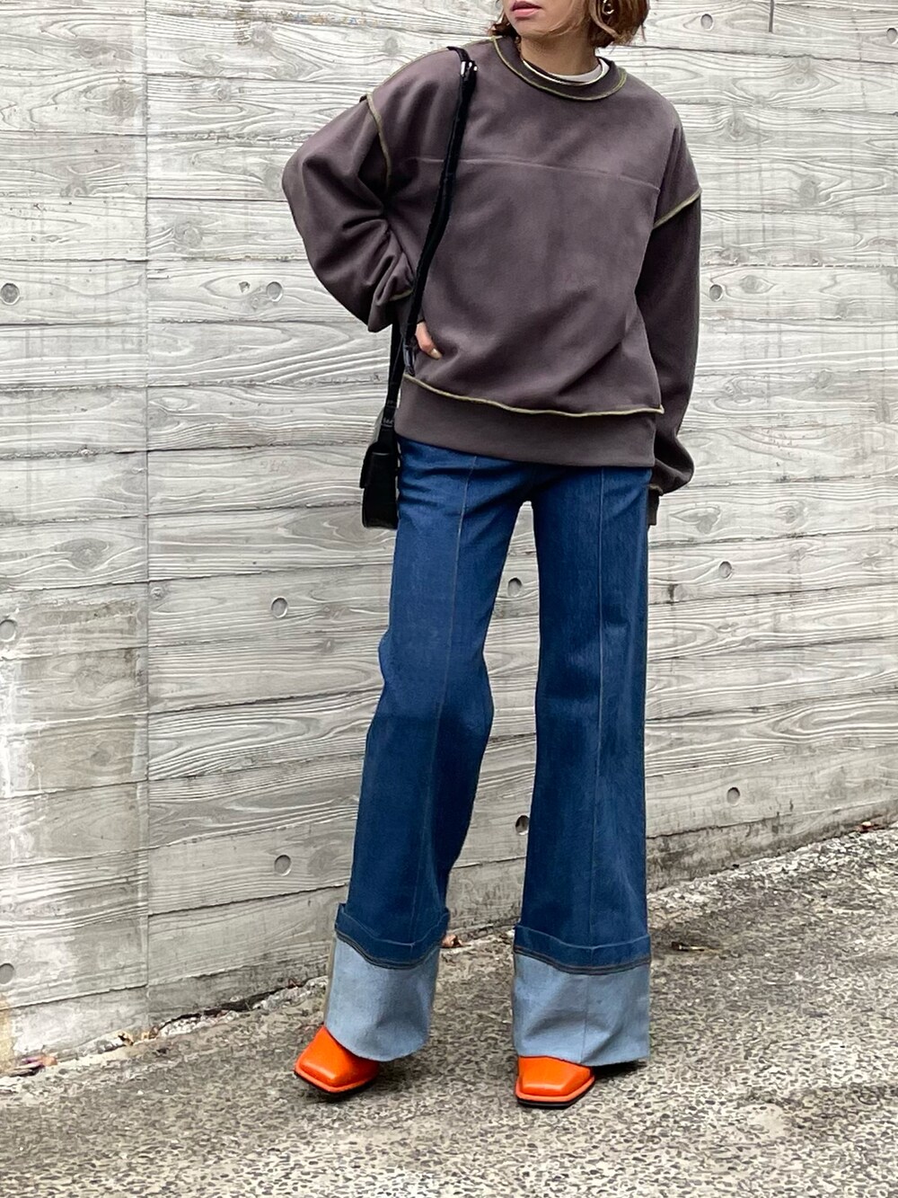 グレー系のスウェット、グリーン系のベストを着用したレディースの秋コーディネートの2枚目の写真