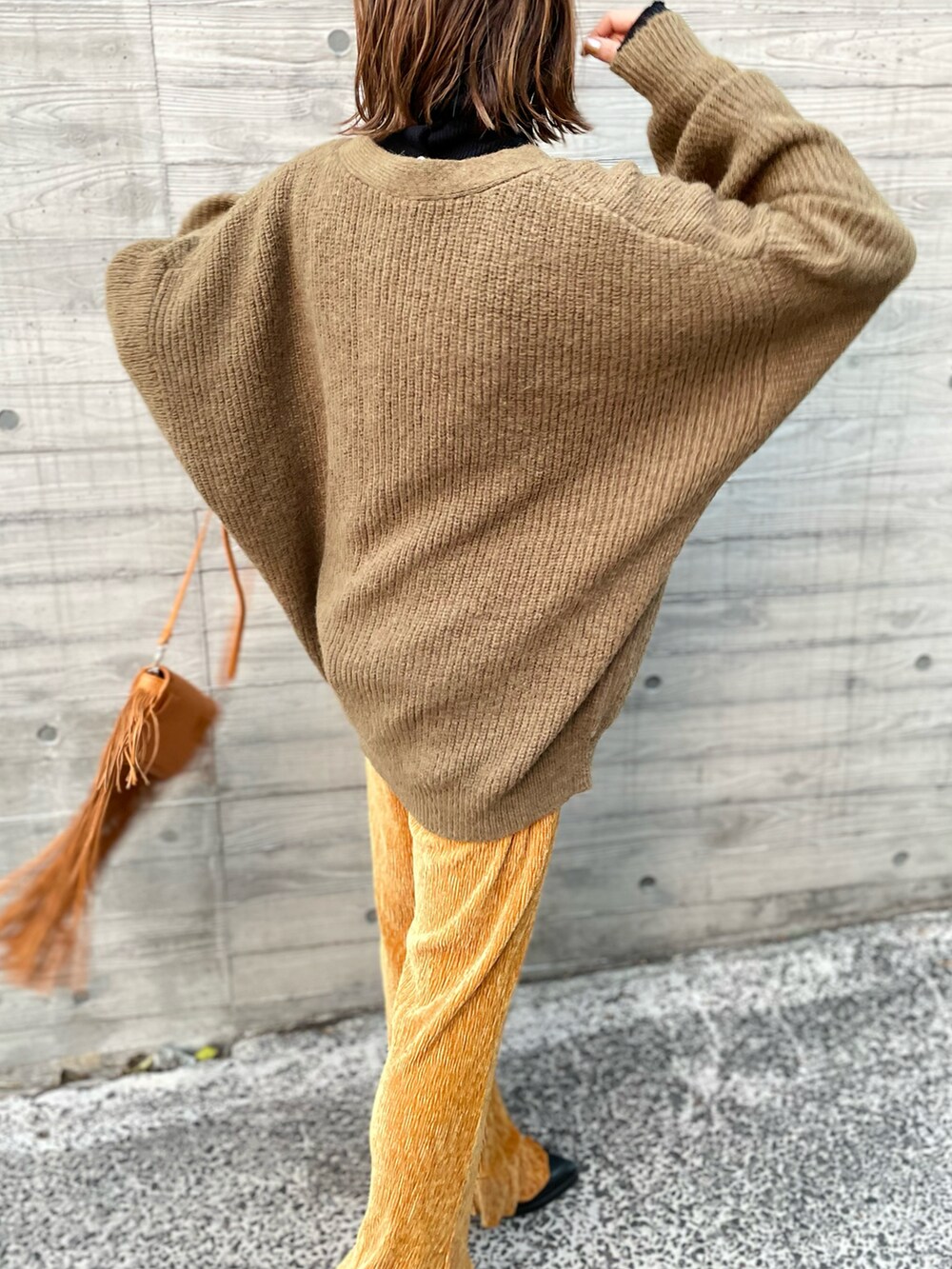 ブラウン系のカーディガン/ボレロ、イエロー系のその他パンツを着用したレディースの秋コーディネートの4枚目の写真