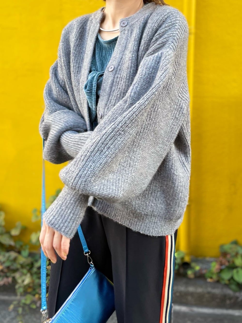 グレー系のカーディガン/ボレロ、ブルー系のTシャツ/カットソー、ブラック系のその他パンツを着用したレディースの秋コーディネートの4枚目の写真