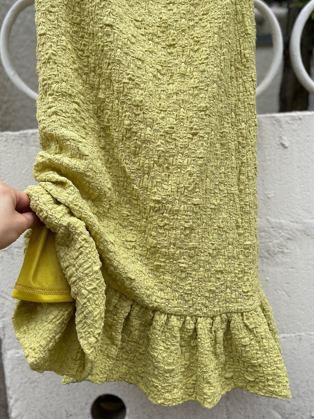 イエロー系のスカート、ベージュ系のTシャツ/カットソー、グリーン系のスニーカーを着用したレディースの春コーディネートの5枚目の写真