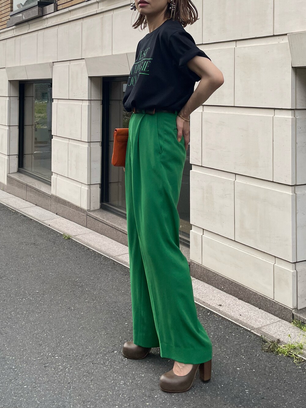 ブラック系のTシャツ/カットソーを着用したレディースの春コーディネートの5枚目の写真