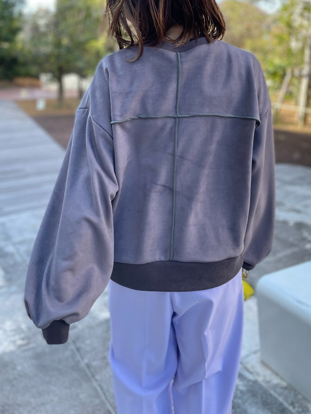 グレー系のスウェットを着用したレディースの冬コーディネートの5枚目の写真