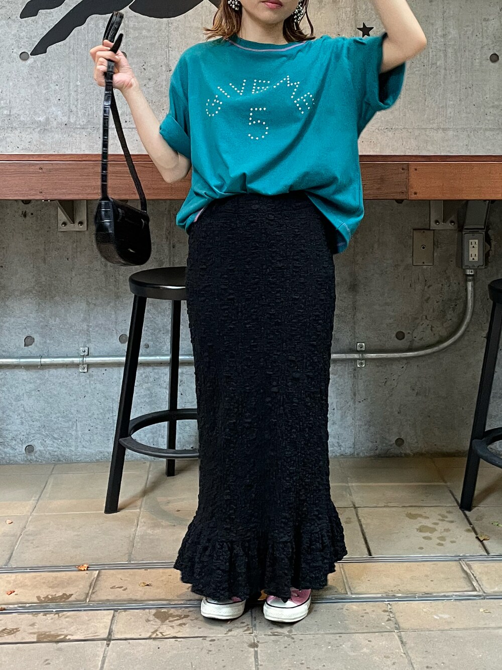 ブルー系のTシャツ/カットソー、ブラック系のスカート、ピンク系のスニーカーを着用したレディースの夏コーディネートの5枚目の写真