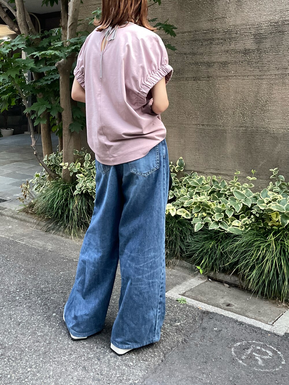 パープル系のTシャツ/カットソー、ホワイト系のサンダルを着用したレディースの夏コーディネートの2枚目の写真