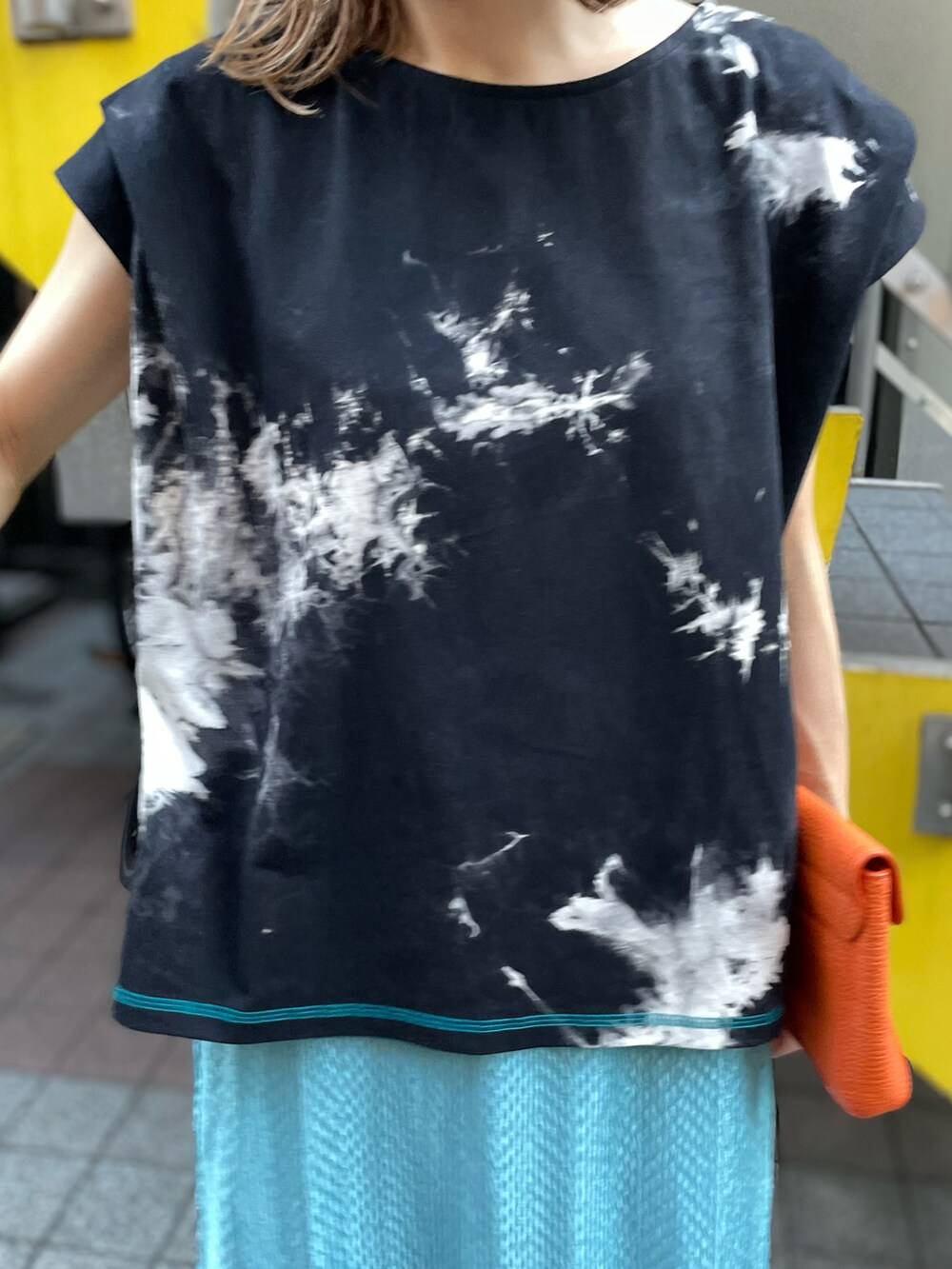 ブラック系のTシャツ/カットソー、ブルー系のスカートを着用したレディースの夏コーディネートの3枚目の写真