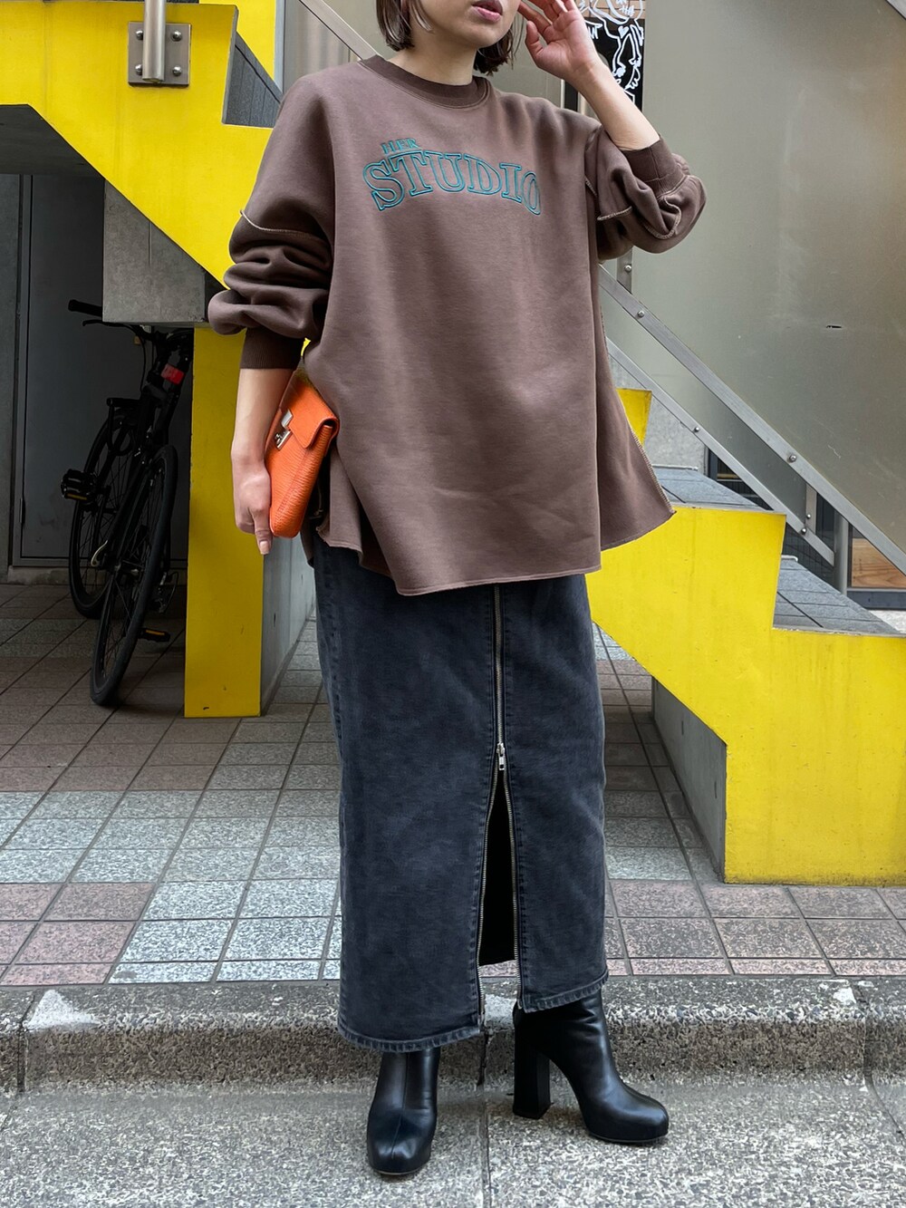 「ビッグシルエット、オーバーサイズ、ロゴスウェット、ほめられ本命コーデ、mi via loca、刺繍トップス、トレーナー、休日スタイル、休日コーデ」｜「mi via locaのウラケ裏起毛ロゴ刺繍オーバーサイズスウェット（スウェット、ブラウン系）」を使った、cocoさん（レディース・154cm）の冬コーディネートの3枚目の写真