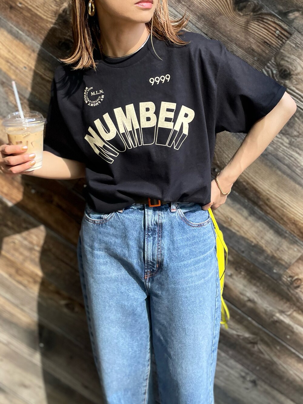 「春夏コーデ、カジュアル、休日スタイル、ロゴT、レイヤードスタイル、夏コーデ、デニムコーデ、mi via loca、mivialoca、低身長コーデ、Tシャツ、Gildan」｜「mi via locaのGILDAN ナンバーロゴ半袖Tシャツ 【PT NO. MVL027 ※2A】（Tシャツ/カットソー、ブラック系）」を使った、cocoさん（レディース・154cm）の春コーディネートの4枚目の写真