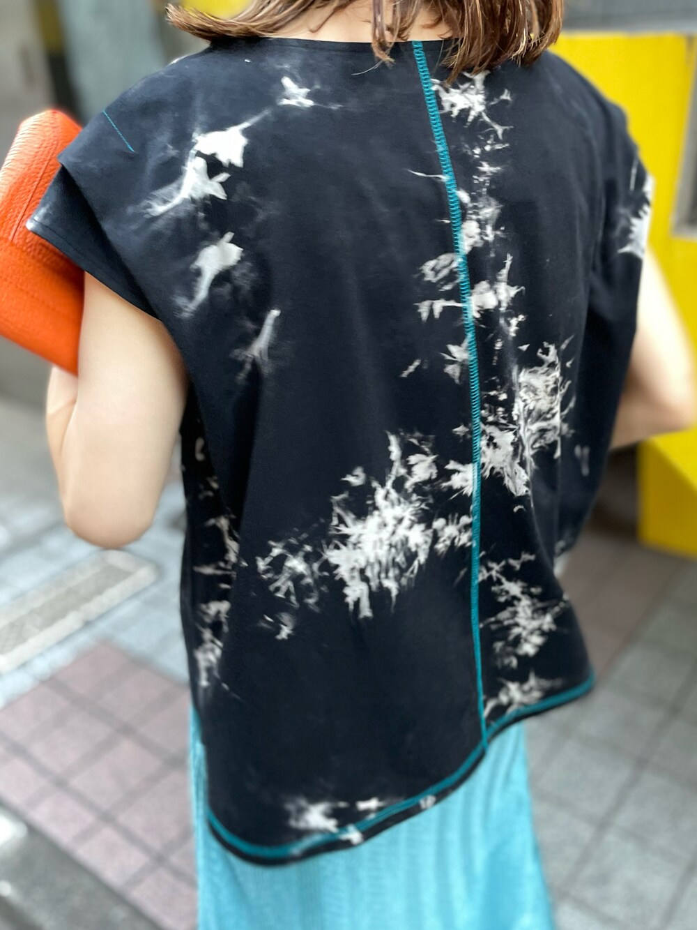 ブラック系のTシャツ/カットソー、ブルー系のスカートを着用したレディースの夏コーディネートの4枚目の写真