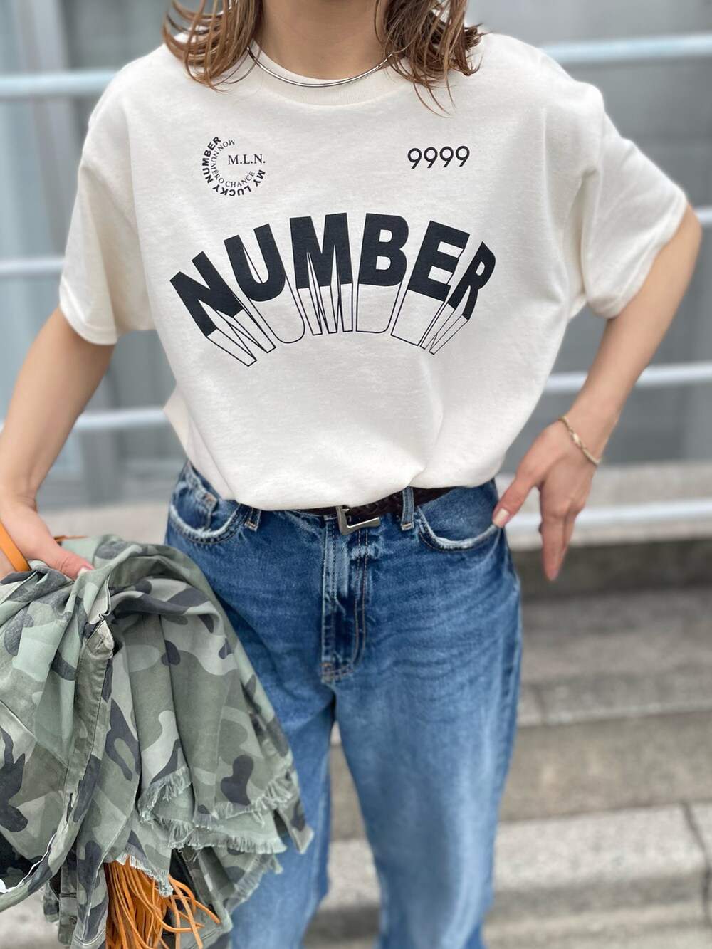 「ロゴT、Tシャツ、夏コーデ、低身長、低身長コーデ、スニーカーコーデ、カジュアル、Gildan、デニムコーデ、mivialoca、mi via loca、休日スタイル」｜「mi via locaのGILDAN ナンバーロゴ半袖Tシャツ 【PT NO. MVL027 ※2A】（Tシャツ/カットソー、ベージュ系）」を使った、cocoさん（レディース・154cm）の春コーディネートの4枚目の写真