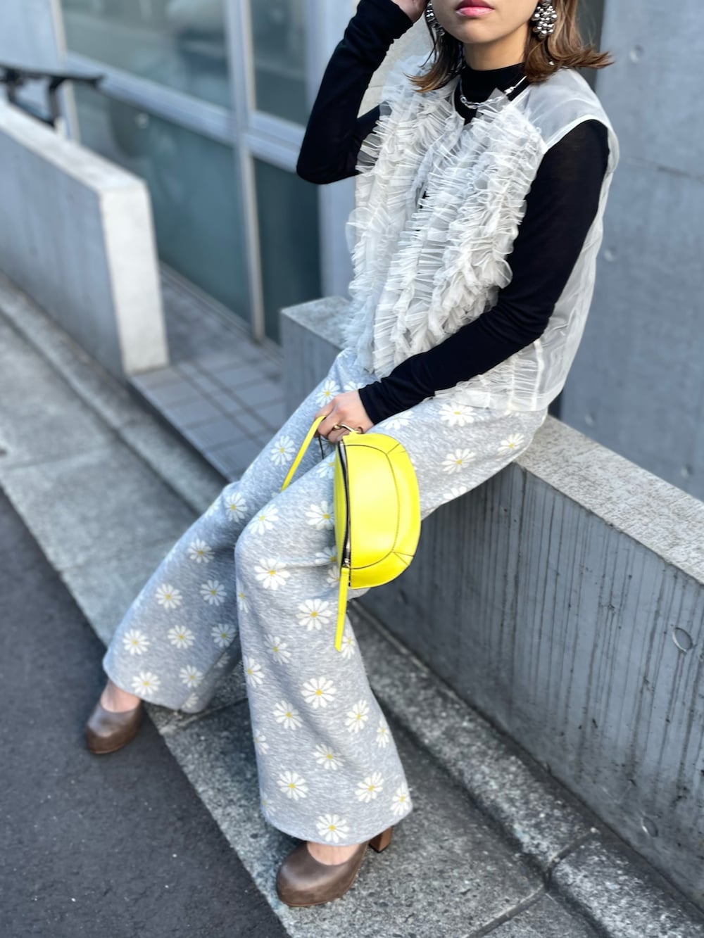 「春コーデ、レイヤードスタイル、花柄、イージーパンツ、カジュアル、休日スタイル、淡色コーデ、チュールベスト、シアートップス、チュール、春のNewスタイル、大人カジュアル、ベスト、お出かけコーデ、モノトーン」｜「mi via locaのスウェットライク デイジー柄ジャガードパンツ（その他パンツ、グレー系）」を使った、cocoさん（レディース・154cm）の春コーディネートの5枚目の写真